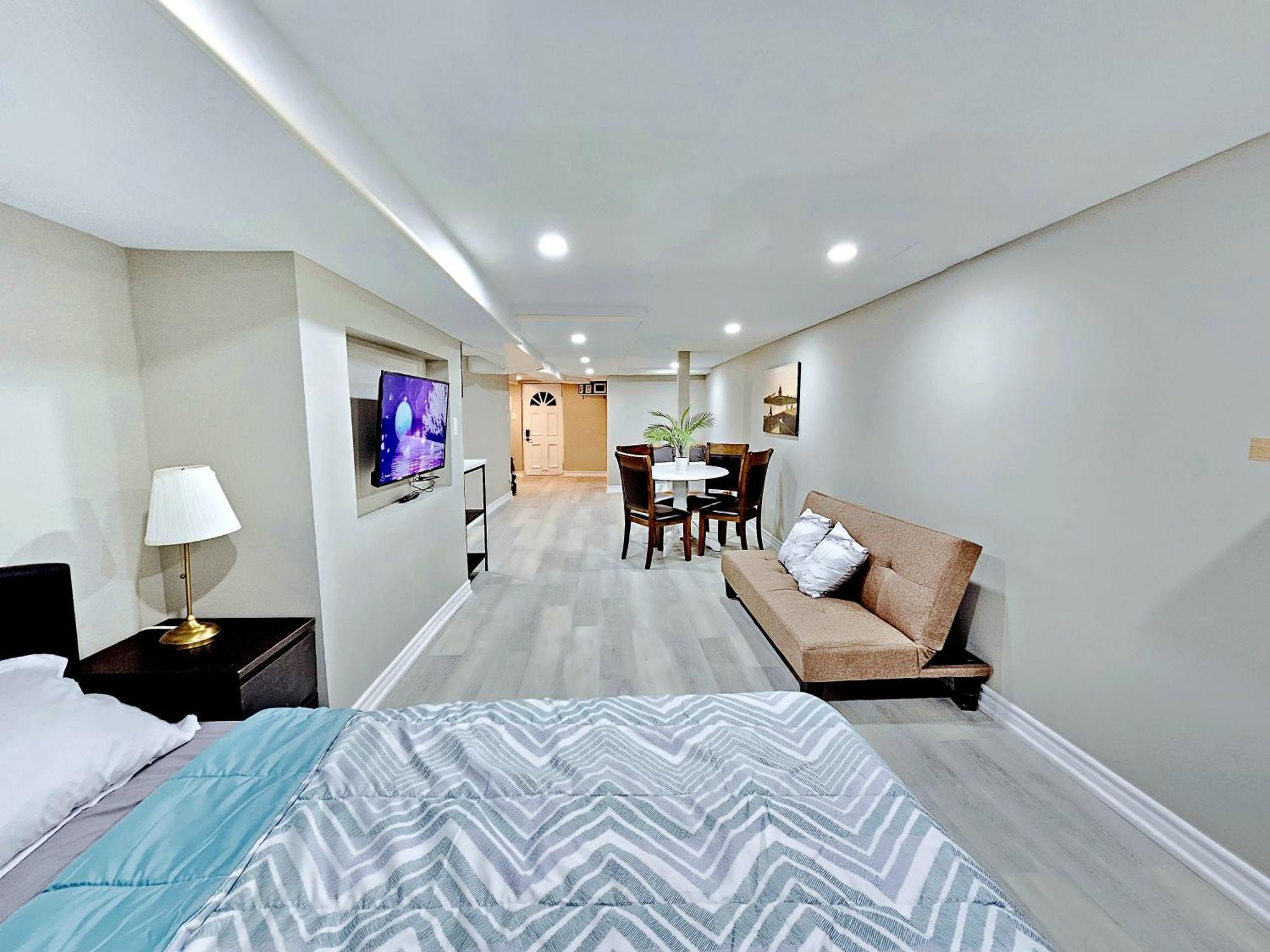 Apartment Downtown - Trinity Bellwood Park Toronto